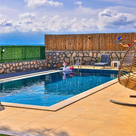 بيت ضيافة Serene Retreat With Private Pool In Ka, Trkiye